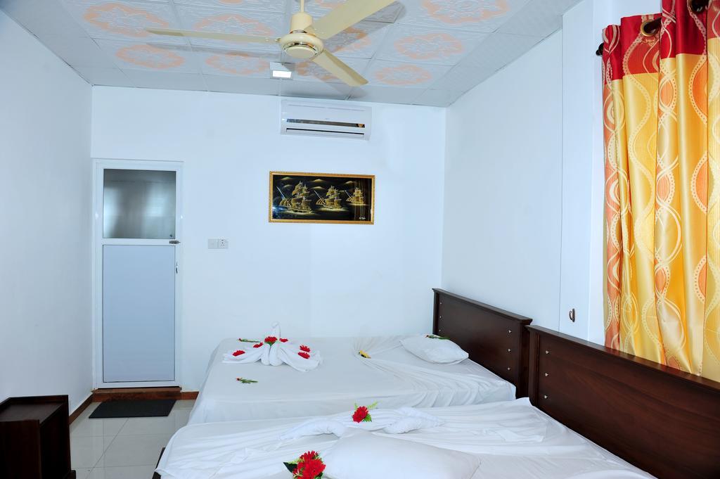 Hotel Glee Trincomalee Exterior photo