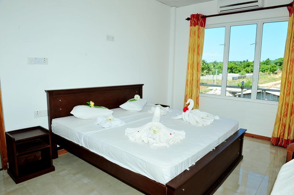 Hotel Glee Trincomalee Exterior photo